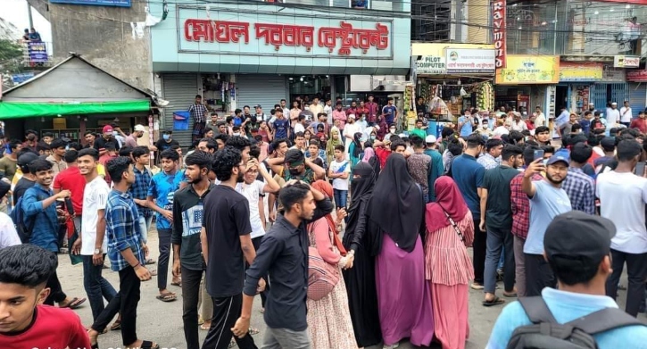 ‘রিমেম্বারিং আওয়ার হিরোস’ কর্মসূচিতে সড়কে নোয়াখালীর শিক্ষার্থীরা